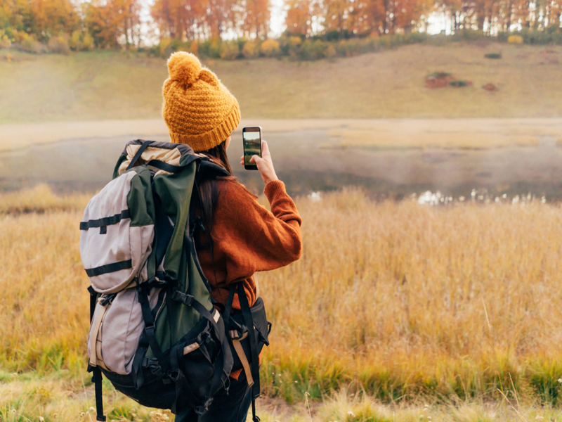 Žena fotografira prirodu
